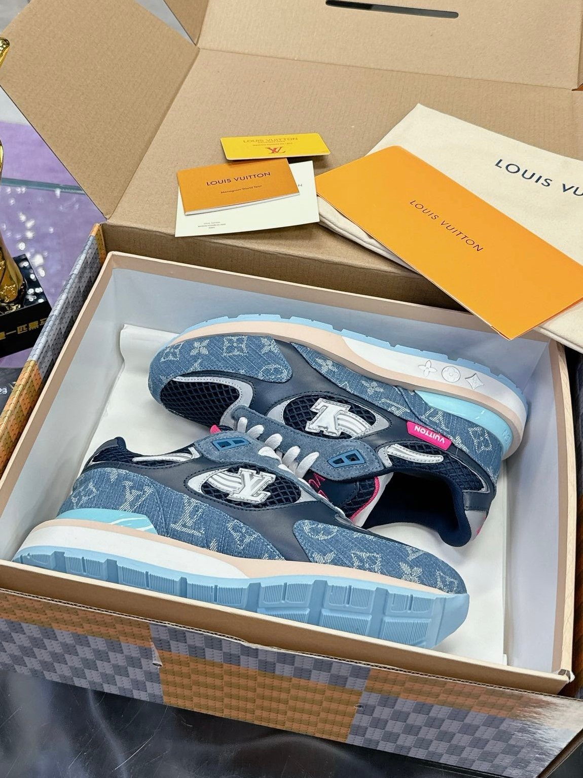 Run Away Sneakers Navy Blue Pink