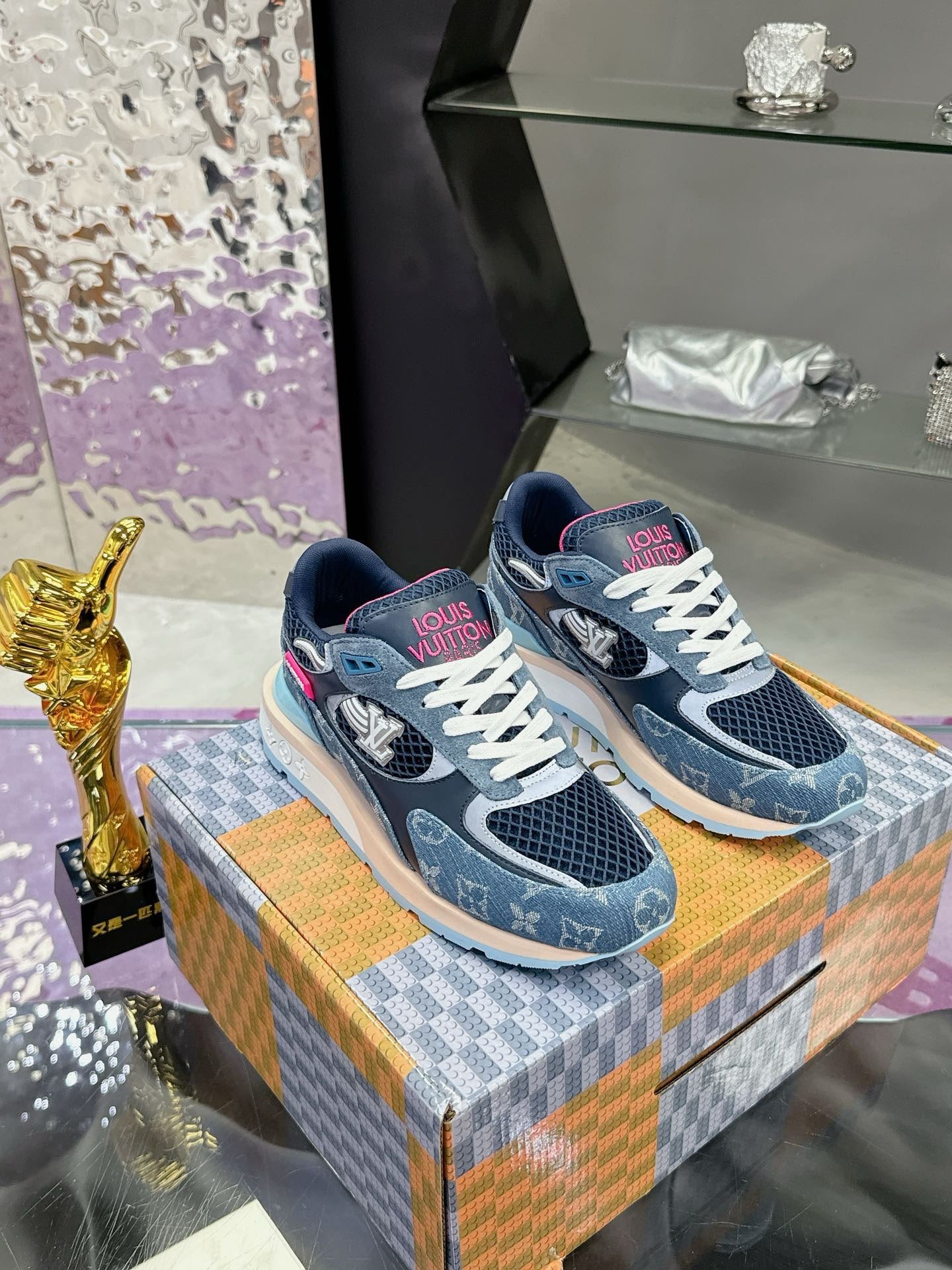 Run Away Sneakers Navy Blue Pink