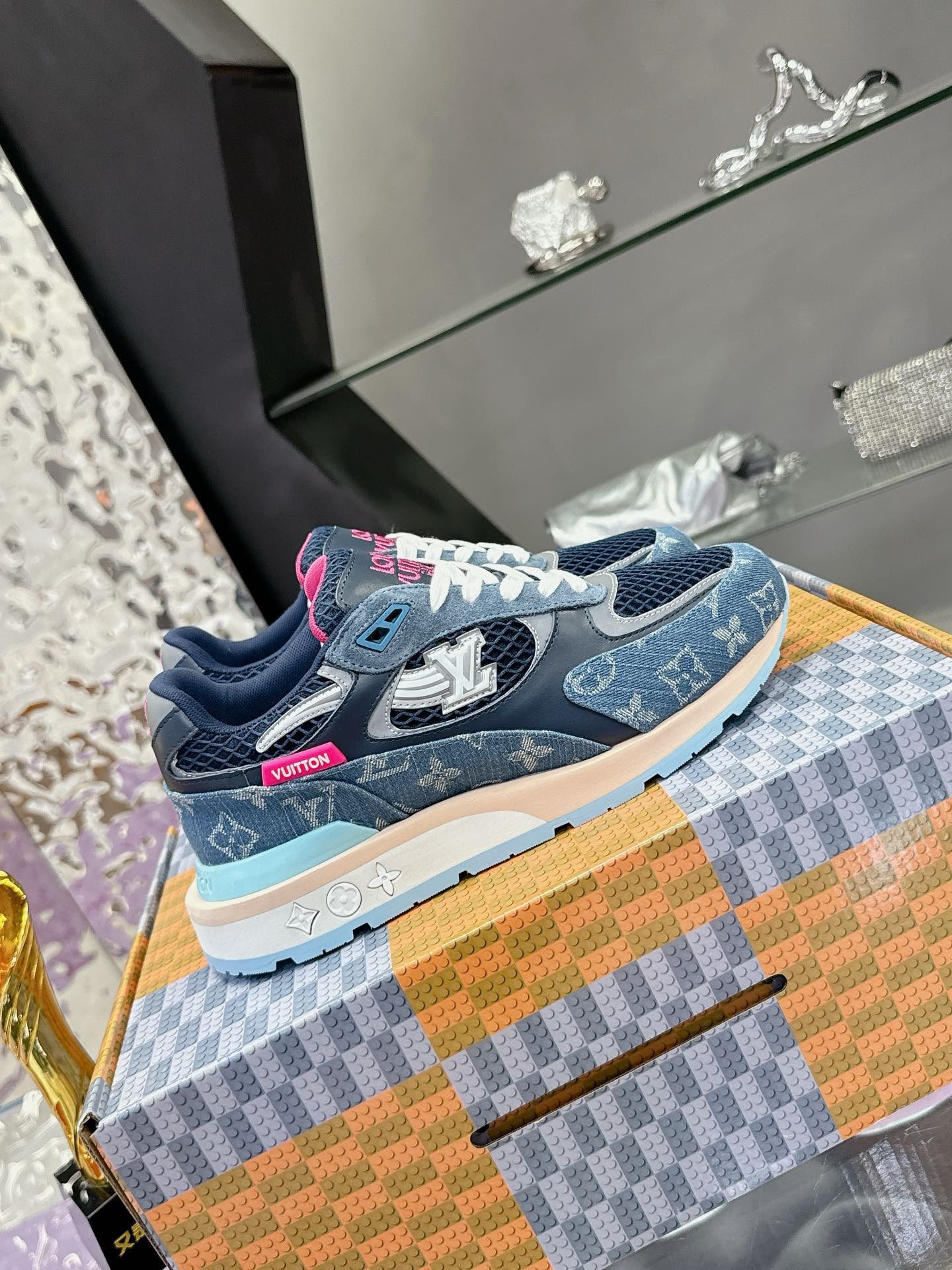 Run Away Sneakers Navy Blue Pink