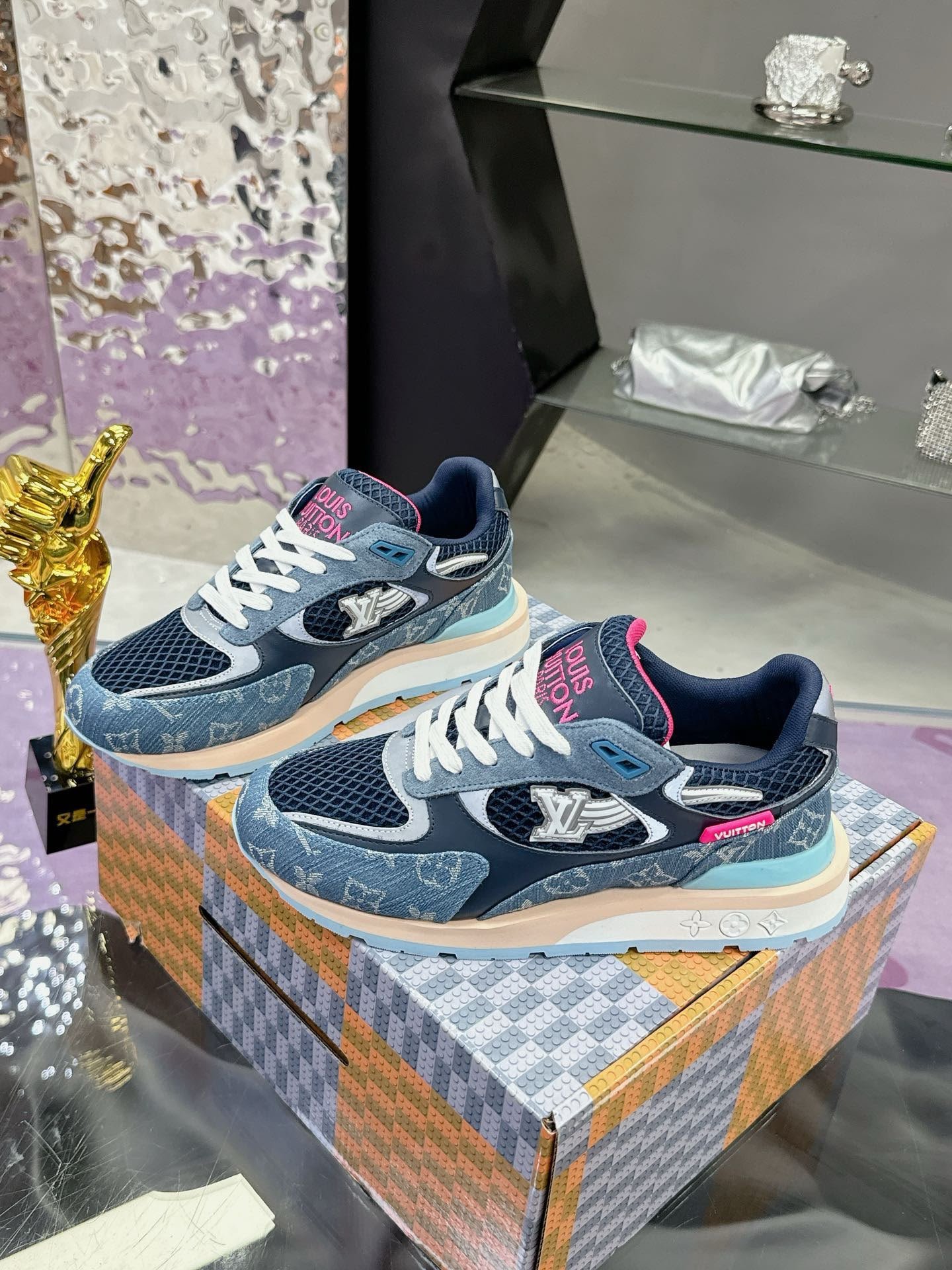 Run Away Sneakers Navy Blue Pink