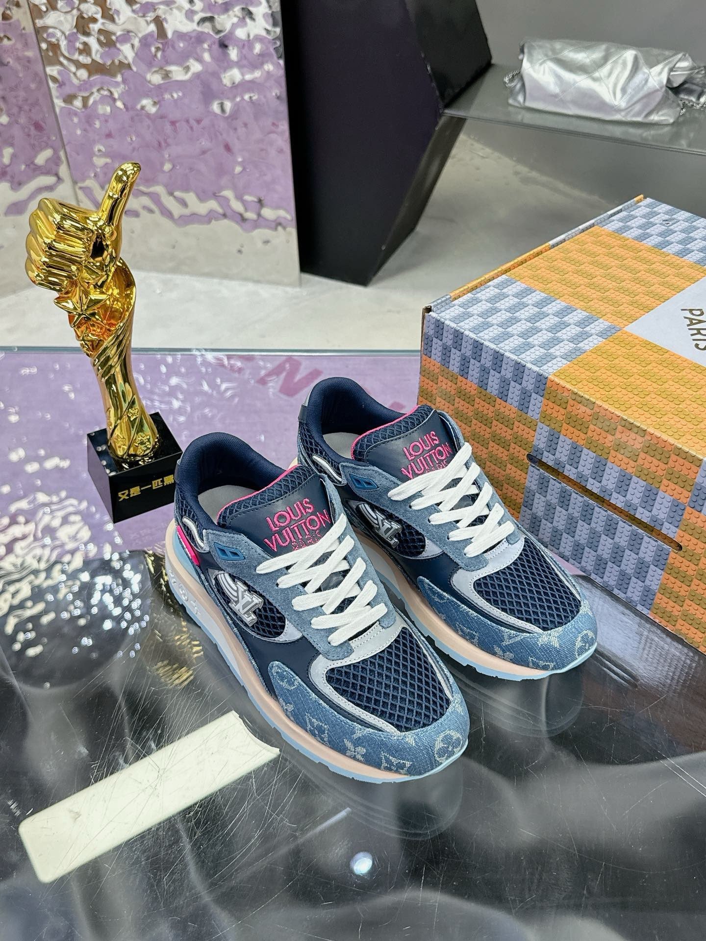 Run Away Sneakers Navy Blue Pink