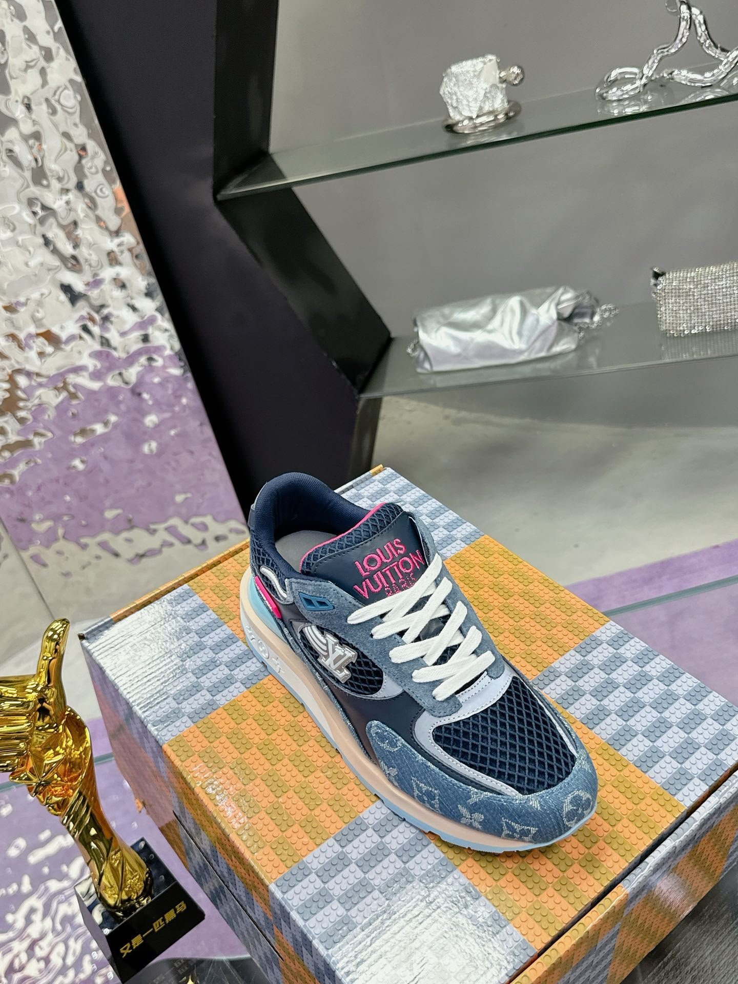 Run Away Sneakers Navy Blue Pink