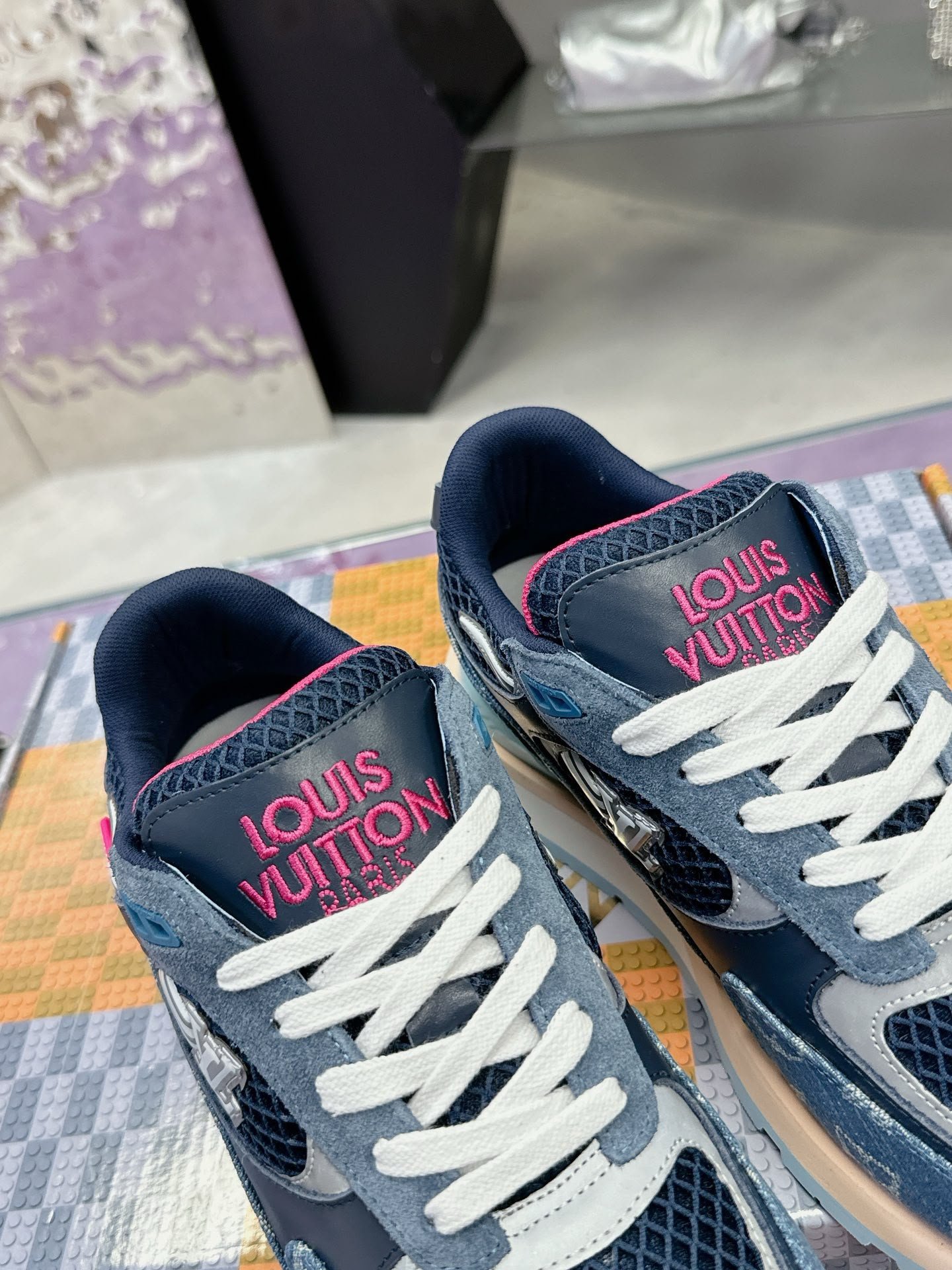 Run Away Sneakers Navy Blue Pink